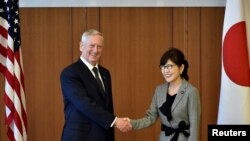 Menteri Pertahanan Jim Mattis (kiri) berjabat tangan dengan Menteri Pertahanan Jepang Tomomi Inada dalam pertemuan di Tokyo (4/2). (Reuters/Franck Robichon)