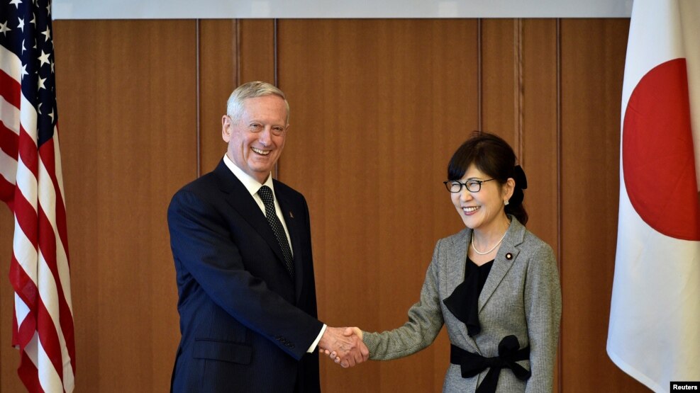 Bộ trưởng Quốc phòng Mỹ James Mattis bắt tay với người đồng cấp bên phía Nhật bản Tomomi Inada tại Tokyo, ngày 04 tháng 02 năm 2017.