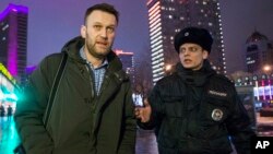 Polisi Rusia menahaan pemimpin oposisi Alexei Navalny di Moskow (14/1).