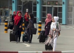 Anggota tim robotika perempuan Afghanistan tiba dari Provinsi Herat untuk menerima visa dari kedutaan AS, di Bandara Internasional Hamid Karzai, di Kabul, Afghanistan, Kamis, 13 Juli 2017. (Foto: AP/Rahmat Gul)