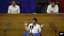 Philippine President Rodrigo Duterte, center, gestures watched by Senate President Aquilino "Koko" Pimentel III, left, and Speaker Pantaleon Alvarez during his second state of the nation address at the House of Representatives in suburban Quezon city, July 24, 2017. 