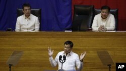  Rodrigo Duterte (centro)