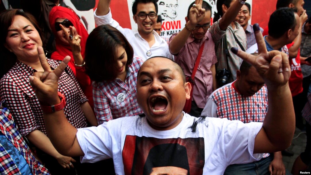 Người ủng hộ ông Widodo ăn mừng kết quả bầu cử tại Makassar, nam Sulawesi, ngày 9/7/2014.