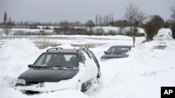 Cars are stuck in drifting snow near the northern German town of Soehlen, 10 Jan 2010
