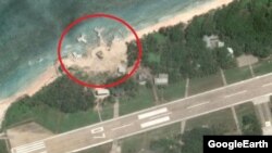 타이완이 실효 지배하고 있는 남중국해상 타이핑다오 북서쪽 해안을 구글 어스에서 찾은 모습. 붉은색 원 안으로 군사시설로 추정되는 Y자 형태의 건축물들이 보인다.