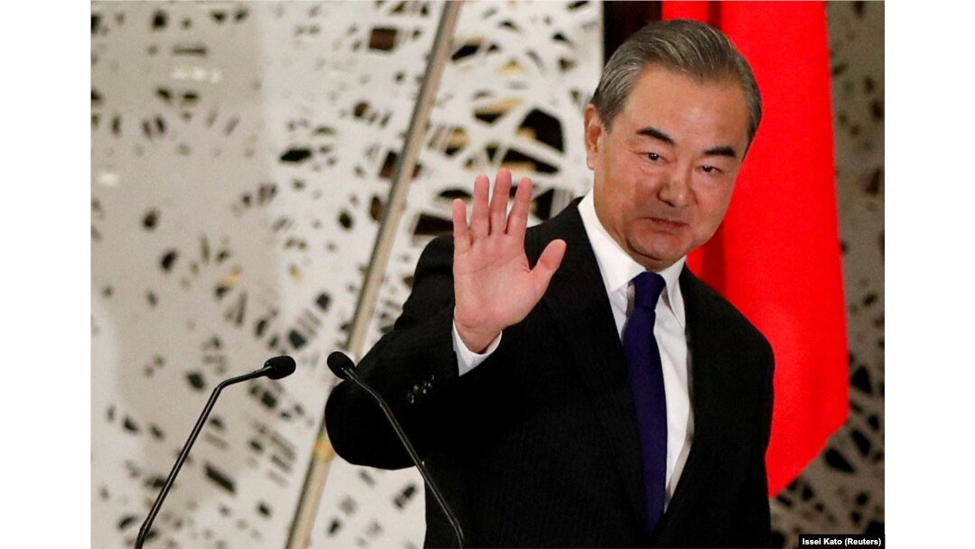 Menteri Luar Negeri China Wang Yi melambaikan tangan ketika ia meninggalkan konferensi pers di Tokyo, Jepang, pada 24 November 2020. (Foto: Reuters/Issei Kato/Pool)
