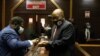 L'ancien président sud-africain Jacob Zuma se désinfecte les mains à la Haute Cour de Pietermaritzburg, à Pietermaritzburg, en Afrique du Sud, le 23 juin 2020. (Photo: KIM LUDBROOK / POOL / AFP) 
