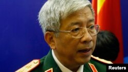 Thứ trưởng Quốc phòng Việt Nam nói rằng nếu đúng là Trung Quốc đã đặt hai khẩu pháo tự hành trên đảo nhân tạo mà Bắc Kinh xây dựng ở Biển Đông thì đó là một diễn biến đáng lo ngại.