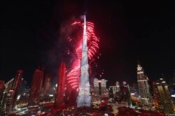 نمایش نور سال نو در برج خلیفه دبی بلندترین آسمان‌خراش جهان - ۱ ژانویه ۲۰۲۲