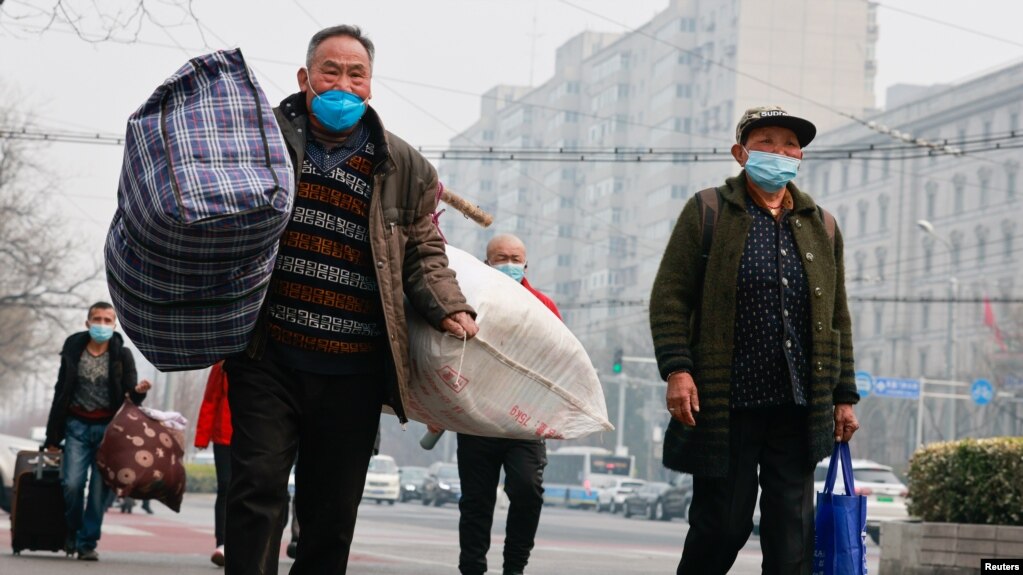 中国举行两会的周三，人们行走在北京市中心。（2021年3月10日）