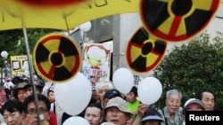 Anti-nuclear demonstrators gather outside Japanese Prime Minister Yoshihiko Noda's official residence in Tokyo, August 10, 2012.