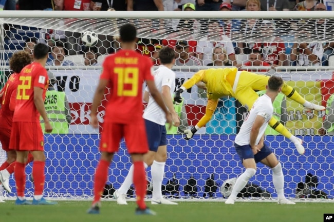 El portero de Inglaterra Jordan Pickford se zambulle pero no evita que Bélgica marque el primer gol de su equipo durante el partido del grupo G entre Inglaterra y Bélgica en la Copa Mundial de fútbol 2018 en el Estadio de Kaliningrado en Kaliningrado, Rusia, el jueves, 28 de junio de 2018.