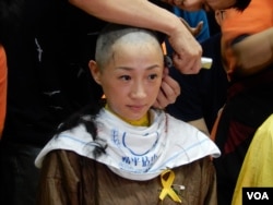 香港前立法會議員陳淑莊佩戴代表爭取真普選的黃色絲帶參與剃頭行動。（美國之音湯惠芸）