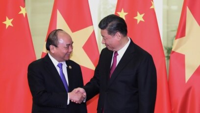 Chủ tịch nước Việt Nam Nguyễn Xuân Phúc và Chủ tịch Trung Quốc Tập Cận Bình, trong bức ảnh chụp ngày 25/9/2019 tại Bắc Kinh, vừa có cuộc điện đàm trong đó ông Tập kêu gọi phát triển hơn nữa mối quan hệ đối tác chiến lược toàn diện giữa hai nước.