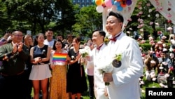 资料照片: 2019年5月24日台湾同性恋新婚夫妇派对