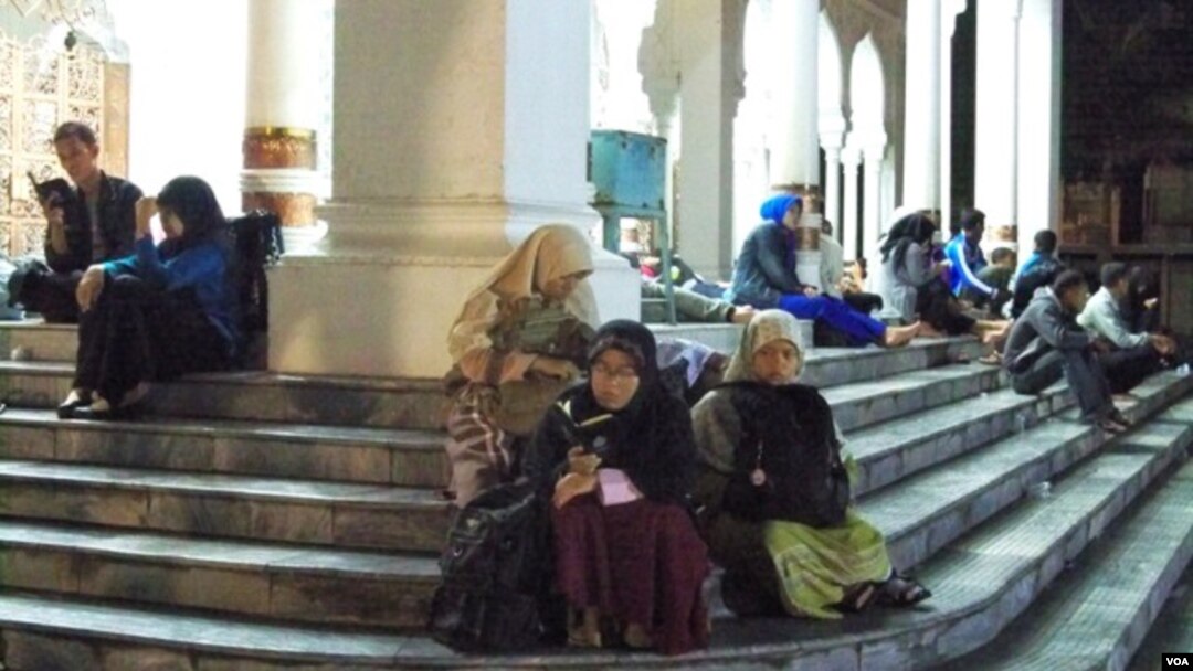 Meski sudah diperbolehkan pulang oleh BMKG, pascagempa warga Aceh masih bertahan mengungsi (11/4).