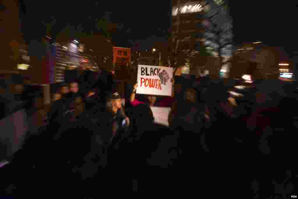 Manifestantes protestaram em Washington DC na noite de Terça-feira, 25, em solidariedade com a comunidade de Ferguson, após a decisão do Grande Júri de não acusar o polícia que atirou mortalmente em Michael Brown, um jovem negro de 18 anos. Nov. 2014