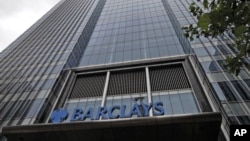 Markas besar Bank Barclays di Canary Wharf, London. Polisi Inggris menangkap delapan orang terkait pencurian di bank itu lewat internet. 