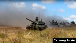 Des chars russes en plein exercices militaires dans la région de Chita, en Sibérie orientale, pendant les exercices Vostok 2018 en Russie, sur une photo tirée de la vidéo fournie par le service de presse du ministère russe de la Défense le mardi 11 septembre 2018.