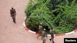 Các cận vệ của Tổng thống trước Khách sạn Laico ở Ouagadougou, Burkina Faso.