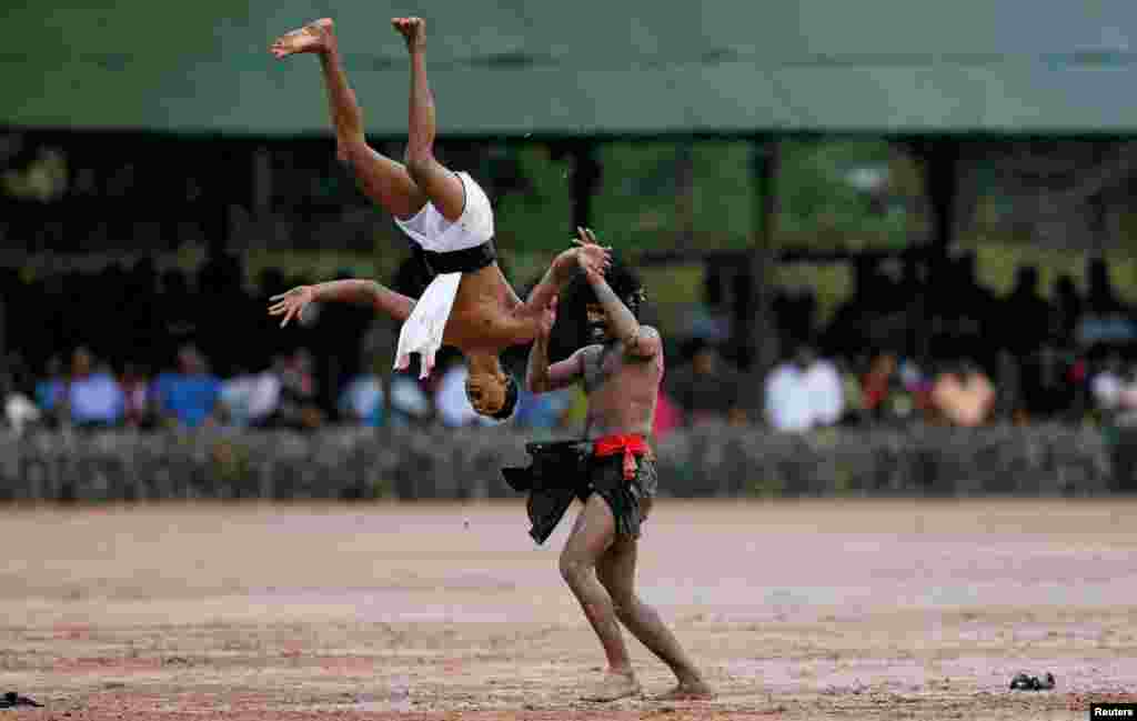 Anggota pasukan khusus Sri Lanka memperagakan kemampuan beladiri di atas lapangan tanah liat di Kalutara.