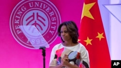 ابراز تشکر میشل اوباما پس از سخنرانی در دانشگاه پکن، شنبه، ۲۲ مارس ۲۰۱۴