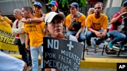 Un manifestante tiene un cartel: "No más muertes por falta de medicamentos" durante una protesta en Caracas, Venezuela, jueves 17 de noviembre de 2016. Los miembros de la oposición venezolana marcharon para exigir que las autoridades atendieran la crisis de salud. La escasez de medicamentos, suministros médicos y servicios están causando muertes evitables en Venezuela.