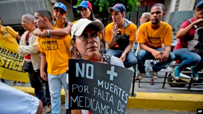 Un manifestante tiene un cartel: "No más muertes por falta de medicamentos" durante una protesta en Caracas, Venezuela, jueves 17 de noviembre de 2016. Los miembros de la oposición venezolana marcharon para exigir que las autoridades atendieran la crisis de salud. La escasez de medicamentos, suministros médicos y servicios están causando muertes evitables en Venezuela.