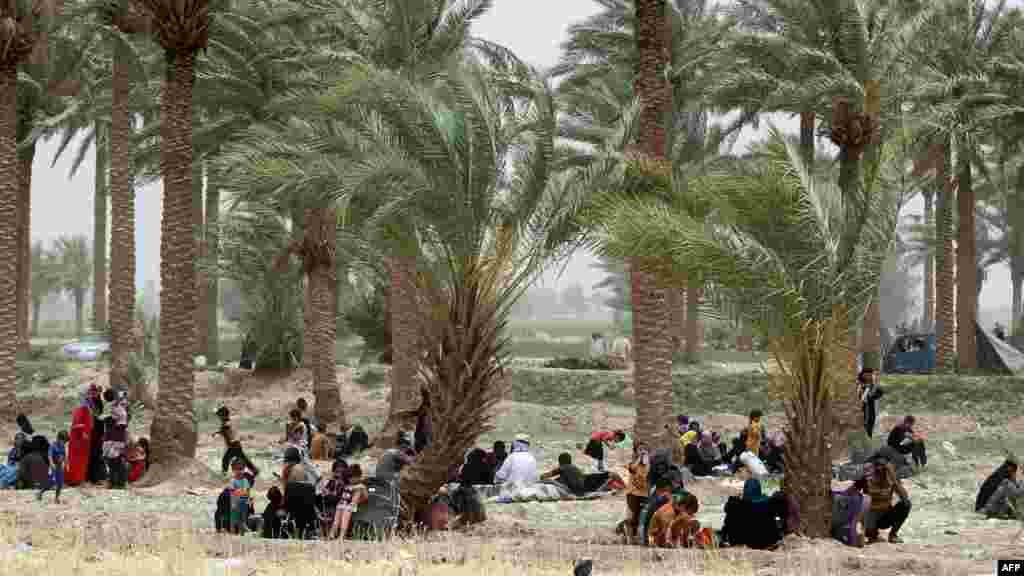 Iraqi families, who fled the city of Ramadi after it was seized by Islamic State militants, wait to cross Bzeibez bridge on the southwestern frontier of Baghdad, May 22, 2015. 