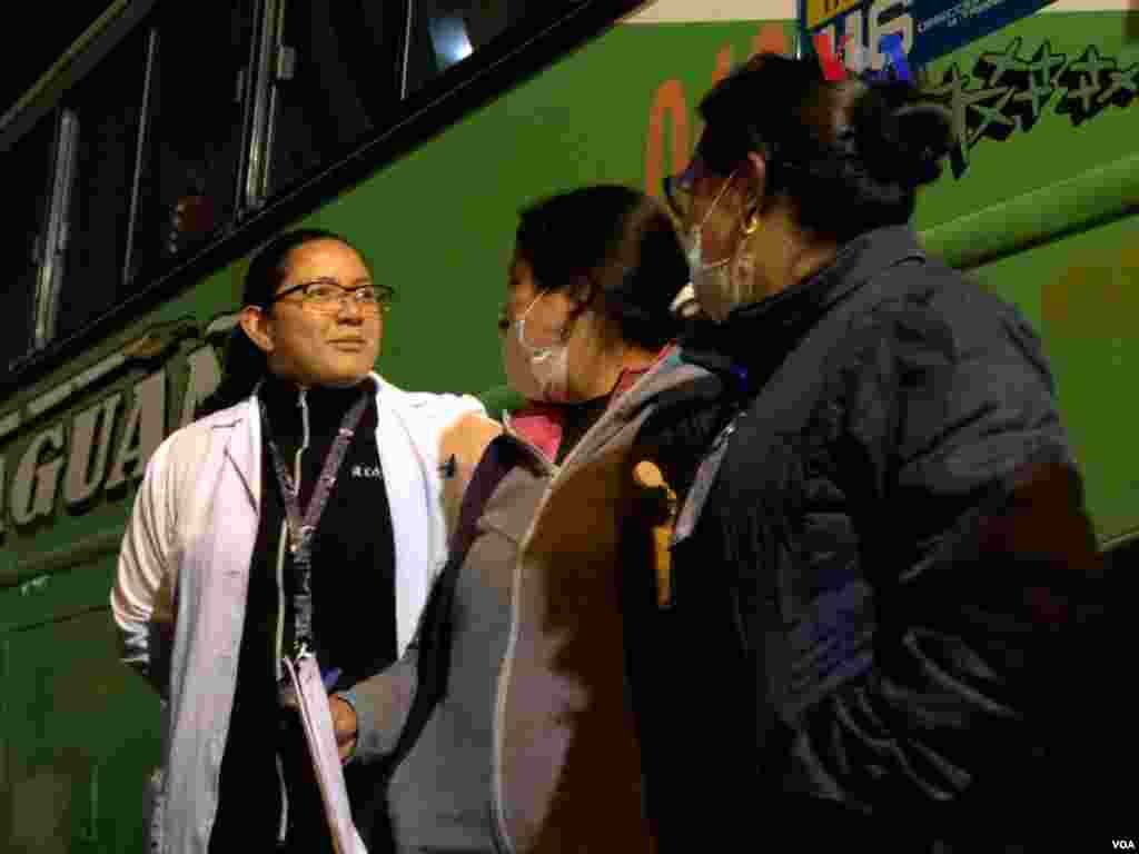 Durante el día, miembros del gobierno, al igual que entidades internacionales, estuvieron presentes como parte del proceso de asistencia para los venezolanos que viajaban en autobuses. (Foto: Celia Mendoza/VOA) 