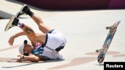 Atlet AS, Jagger Eaton terjatuh dalam nomor Street putra di Olimpiade Tokyo, Jepang (25/7). 