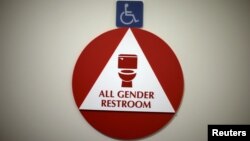 Rótulo que indica un baño para todos los géneros. La ley del baño en Carolina del Norte, en cambio, viola los derechos civiles, según el Departamento de Justicia.