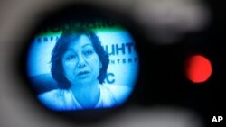 通过电视摄像机取景器看见叙利亚全国委员会代表，女发言人7月10日在莫斯科举行的记者会上回答记者提问