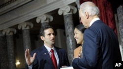 Phó Tổng thống Joe Biden (phải) và tân nghị sĩ Brian Emanuel Schatz, trong lễ tuyên thệ. 