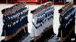 Nữ quân nhân Trung Quốc diễu hành qua Quảng trường Thiên An Môn ở Bắc Kinh.