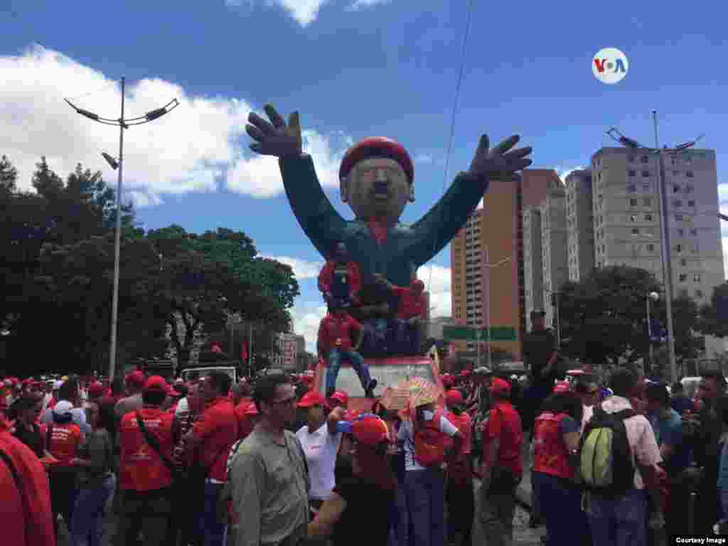 En Caracas, algunas personas demostraron apoyo hacia el gobierno en disputa de Nicolás Maduro, a través de marchas y mensajes en contra de la entrada de la ayuda humanitaria.