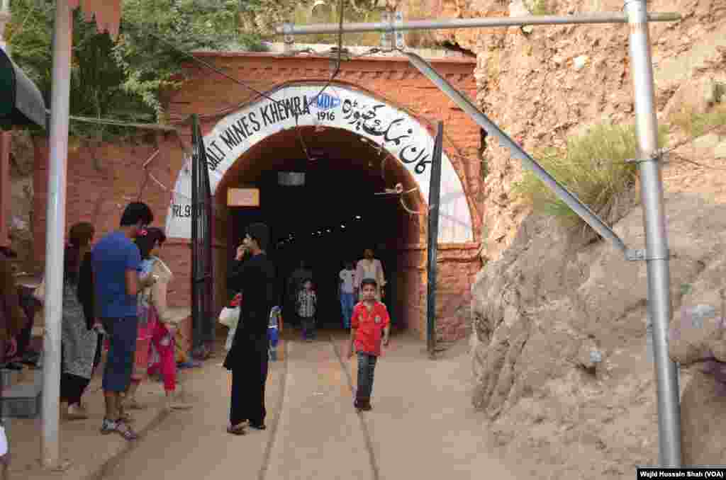 نمک کے ان پہاڑوں کو کوہستان نمک یا سالٹ رینج کہا جاتا ہے۔