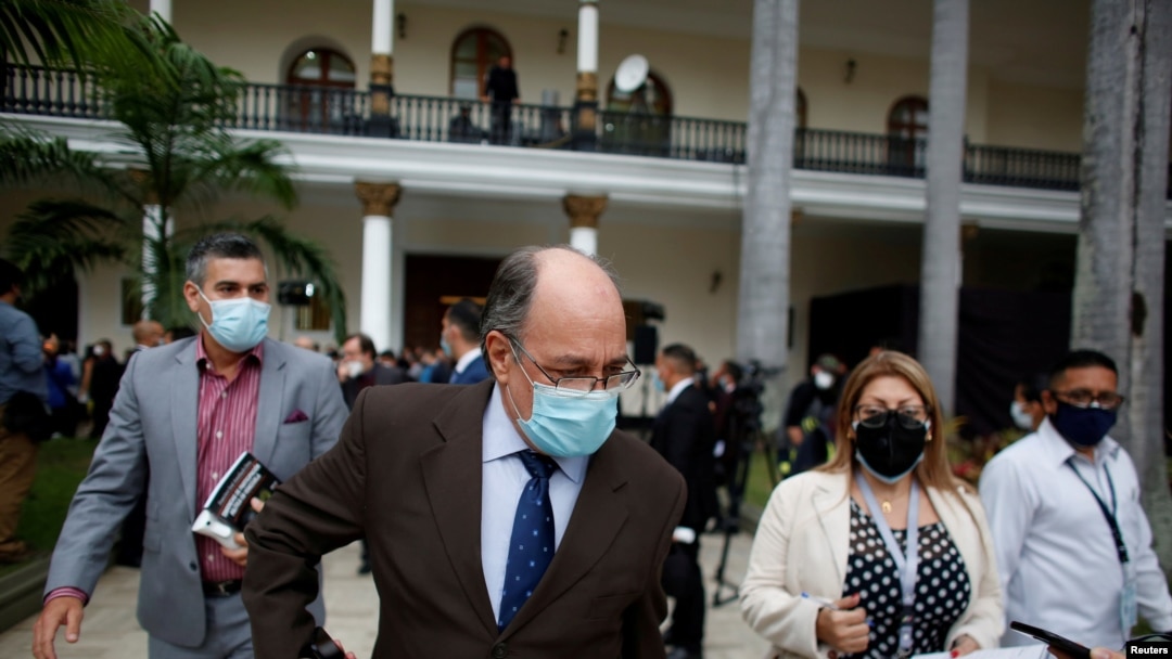 Pedro Calzadilla, nuevo director del Consejo Nacional Electoral, es visto al final de la sesión extraordinaria de la Asamblea Nacional de Venezuela en Caracas, Venezuela, 4 de mayo de 2021.