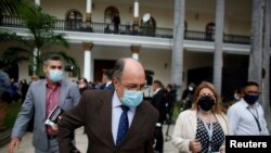 Pedro Calzadilla, nuevo director del Consejo Nacional Electoral, es visto al final de la sesión extraordinaria de la Asamblea Nacional de Venezuela en Caracas, Venezuela, 4 de mayo de 2021.