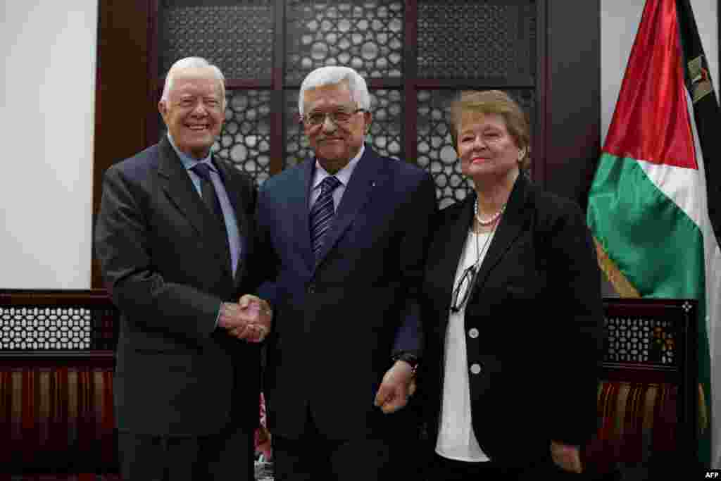 Le leader palestinien M. Abbas (c), l'ex président américain Jimmy Carter (g) et l'ex 1ère ministre norvégienne G.H. Brundtland. (ABBAS MOMANI / AFP)