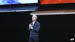 El director general de Apple, Tim Cook, habla en el lanzamiento de nuevos modelos de iPad y computadoras Mac el martes 30 de octubre del 2018, en Brooklyn, Nueva York.