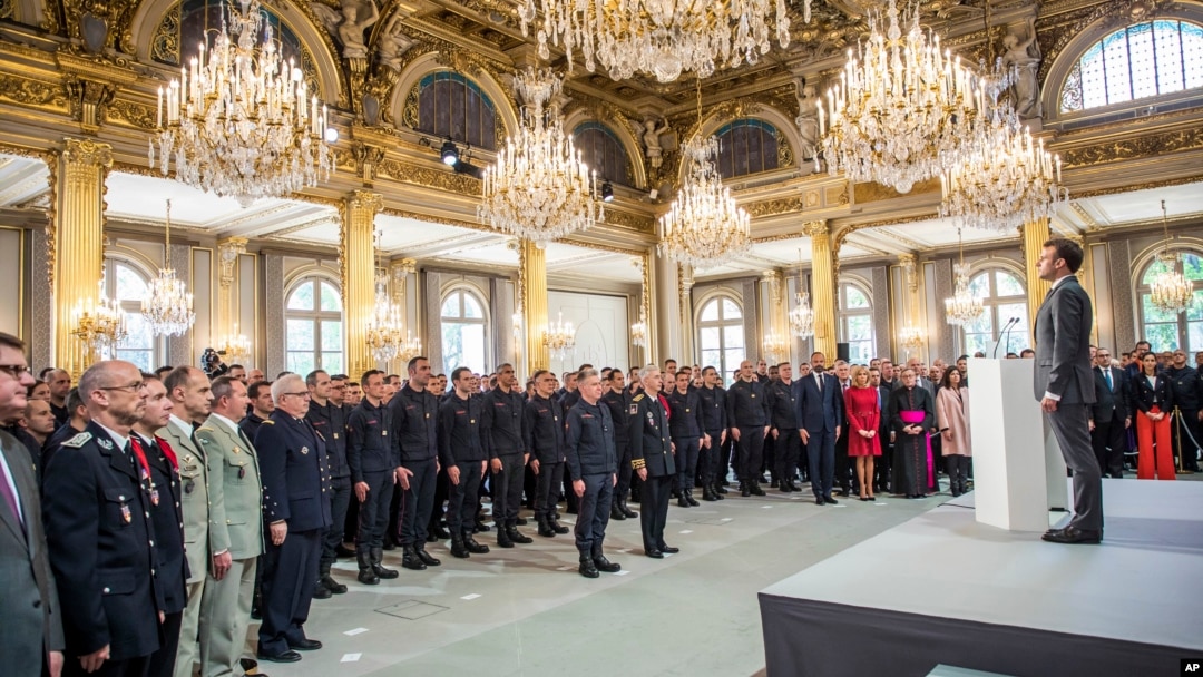 El presidente francés, Emmanuel Macron, en un encuentro con las brigadas y fuerzas de seguridad de los bomberos de París que participaron en las operaciones de extinción del incendio de la catedral de Notre Dame de París.