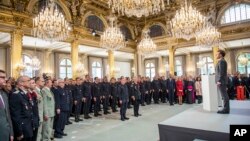 El presidente francés, Emmanuel Macron, en un encuentro con las brigadas y fuerzas de seguridad de los bomberos de París que participaron en las operaciones de extinción del incendio de la catedral de Notre Dame de París.