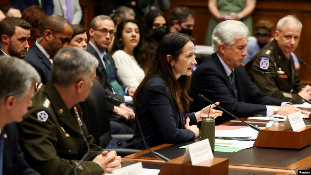 美国国会众议院情报委员会星期二（2022年3月8日）针对全球威胁召开听证会，美国情报界领袖出席作证。(photo:VOA)