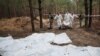 Una vista de las tumbas no identificadas de civiles y soldados ucranianos en un cementerio en el área recientemente recuperada de Izium, Ucrania, el jueves 15 de septiembre de 2022 que habían sido asesinados por las fuerzas rusas cerca del comienzo de la guerra.