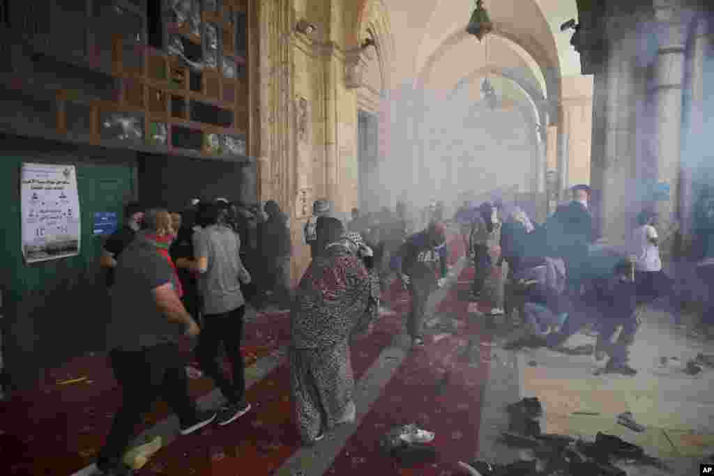 Palestinians clash with Israeli security forces at the Al Aqsa Mosque compound in Jerusalem&#39;s Old City.