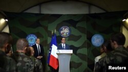 Le président français Francois Hollande donne un discours à la base militaire de Sangaris Mpoko à Bangui,Centrafrique, le 13 mai 2016.