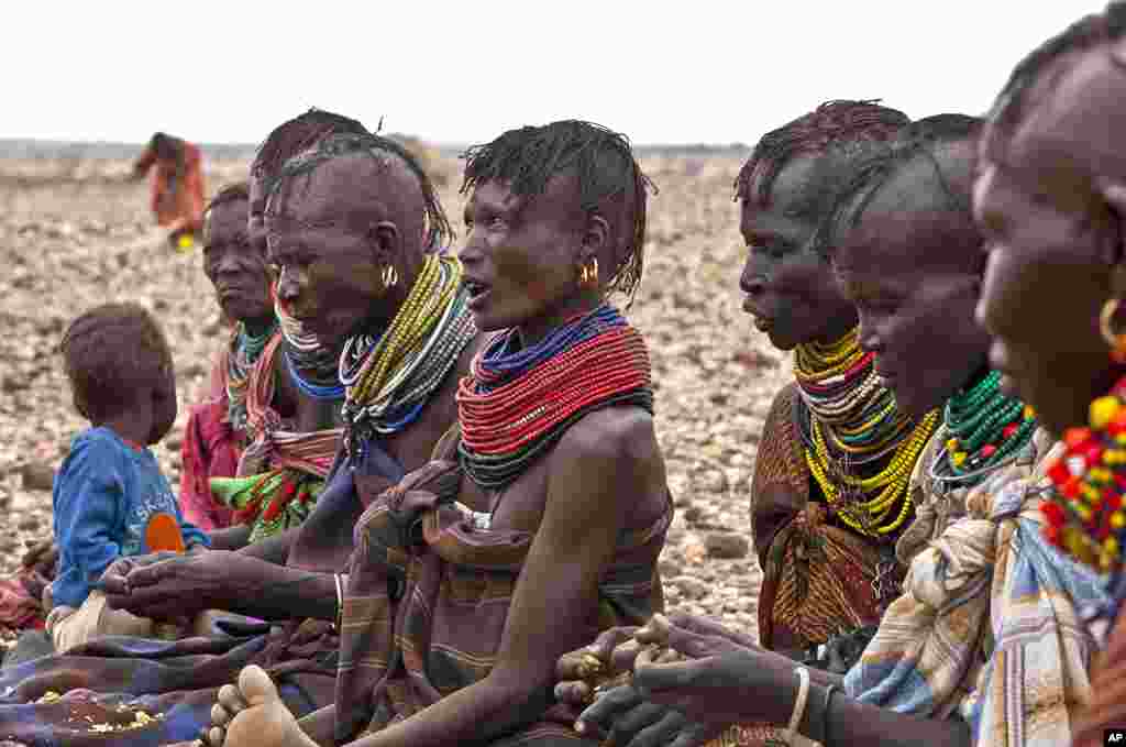Turkana women wait for food relief at Kalok Tonyang in the Turkana district northwest of Nairobi, August 9, 2011. (Reuters)