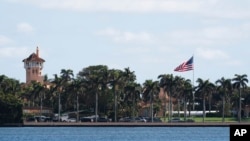 La bandera de EEUU se observa izada a toda asta en el complejo del presiente electo Donal Trump en Mar-a-Lago, Florida el 13 de enero de 2025.