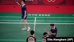 Pebulu tangkis Malaysia, Aaron Chia/Soh Wooi Yik, merayakan kemenangan atas pasangan Indonesia Marcus Fernaldi Gideon/Kevin Sanjaya Sukamuljo pada laga perempat final ganda putra Olimpiade Musim Panas 2020, Kamis, 29 Juli 2021, di Tokyo, Jepang.